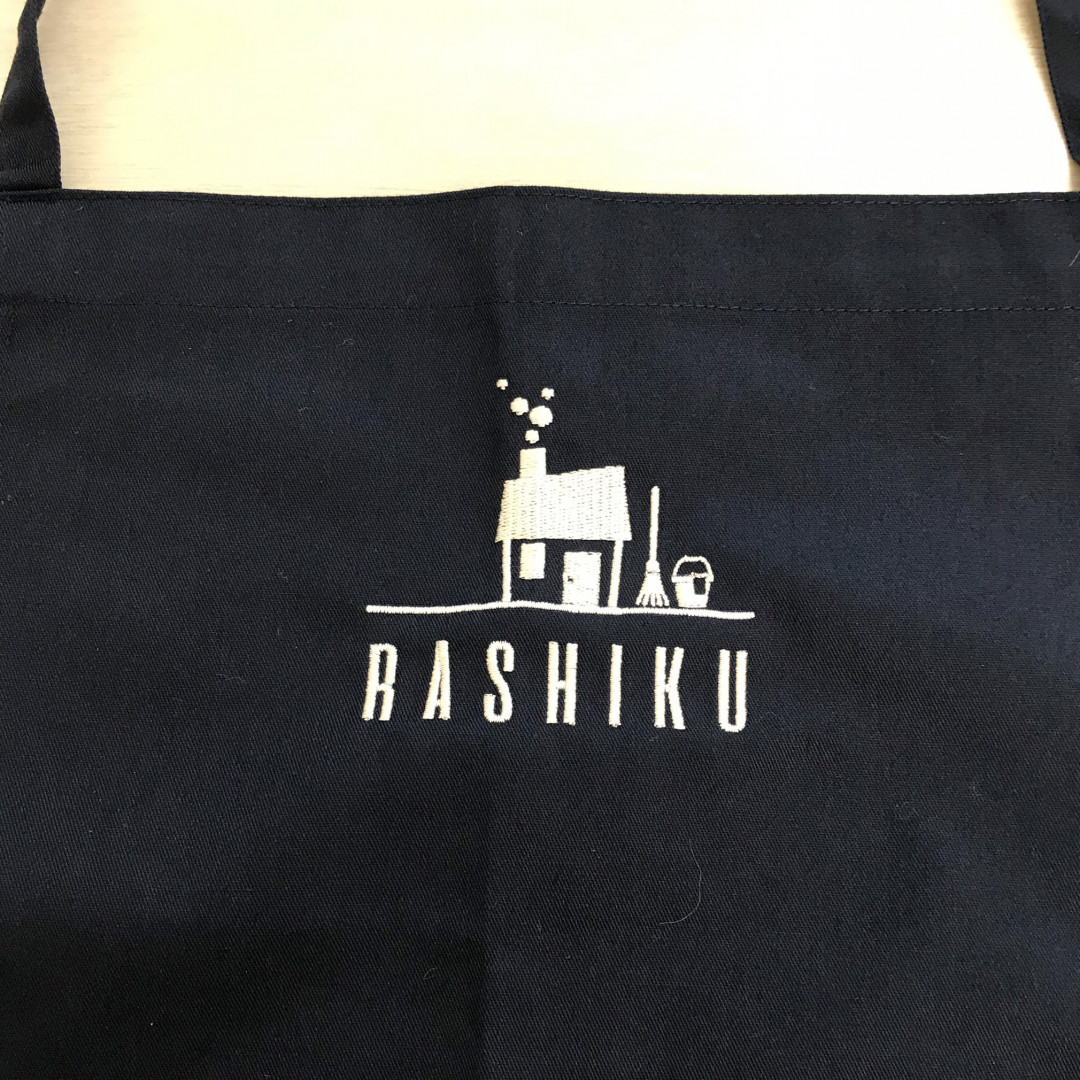 エプロン 【ロゴ刺繍】 胸中央・縦7cm