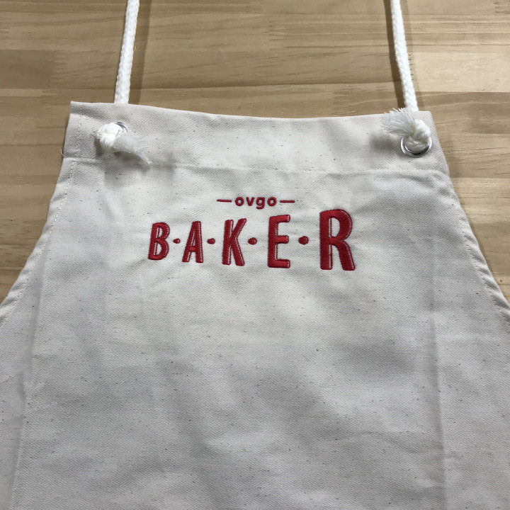 エプロン 【ロゴ刺繍】 胸中央・横13cm