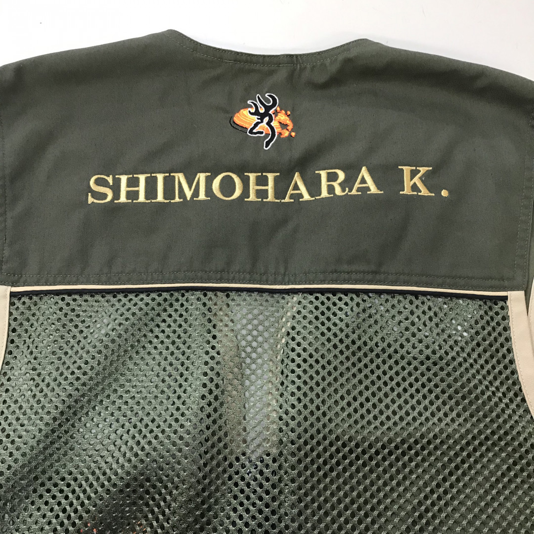 ベスト 【ネーム刺繍：センチュリー体】 背面上部・1文字2.3cm程度