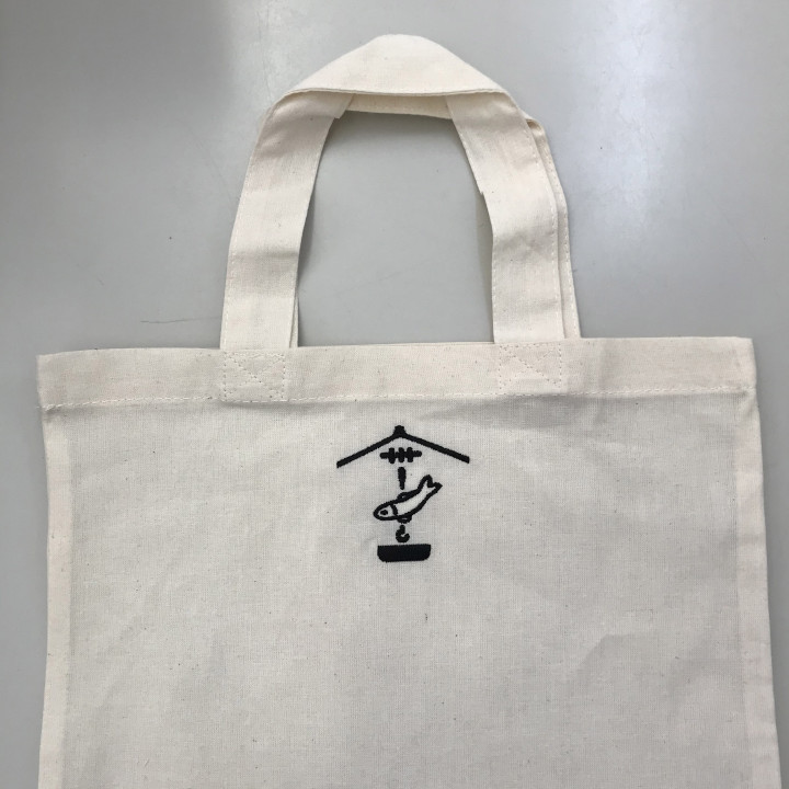 トートバッグ 【ロゴ刺繍】 中央上部・縦5cm