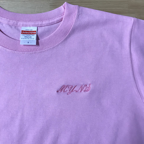Tシャツ 【ネーム刺繍：筆記体】 左腕・1文字1.5cm