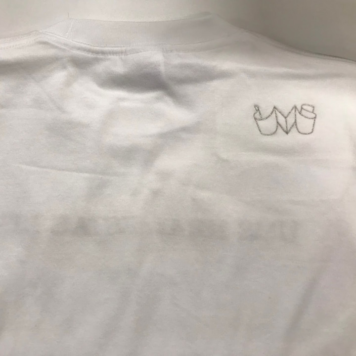 Tシャツ 【ロゴ刺繍】 背面右肩辺り・横5cm