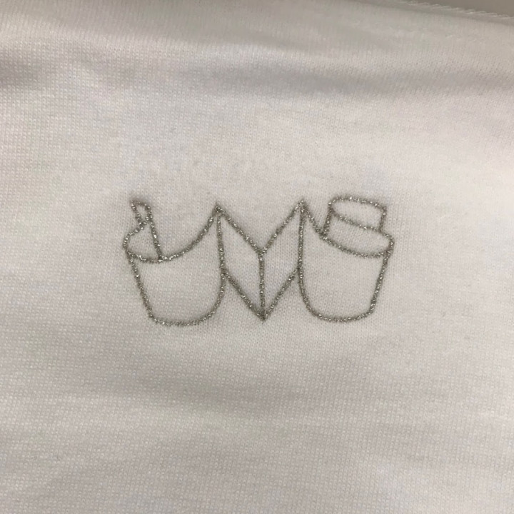 Tシャツ 【ロゴ刺繍】 背面右肩辺り・横5cm