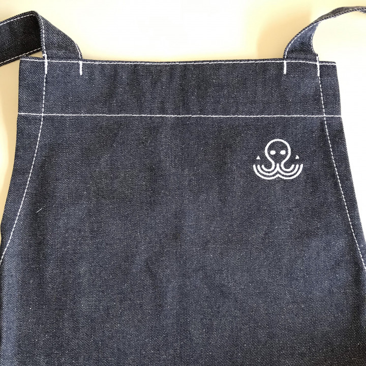 エプロン 【ロゴ刺繍】 左胸・横4cm