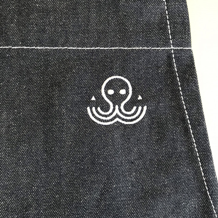 エプロン 【ロゴ刺繍】 左胸・横4cm