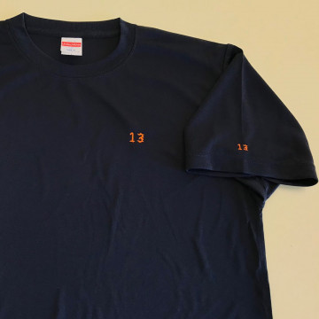 Tシャツ 【ネーム刺繍：オールドイングリッシュ体】 左胸、左袖・1文字1.5cm、1cm