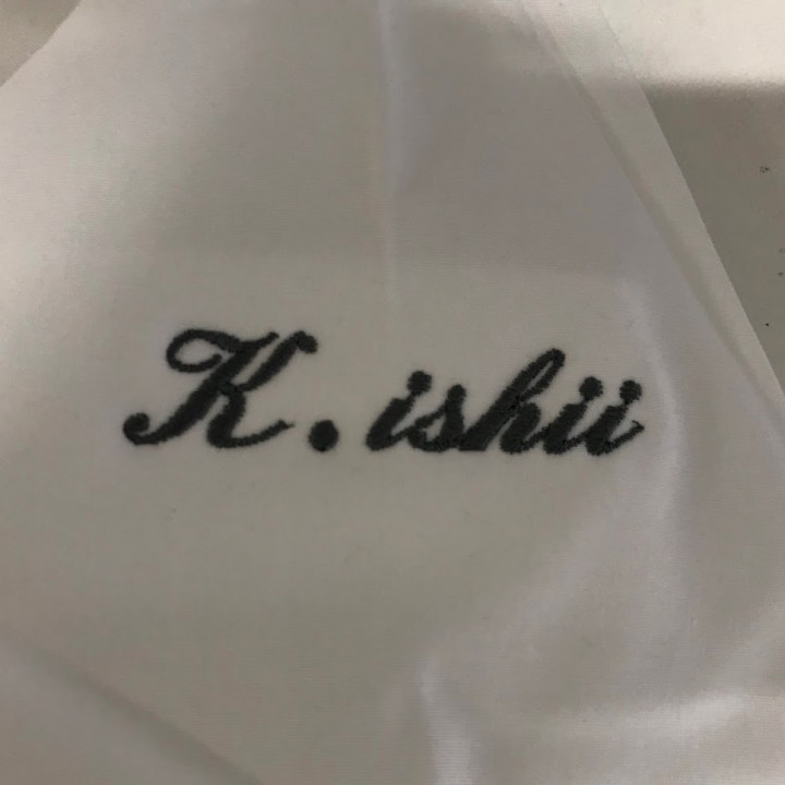 シャツ〈お持込み〉 【ネーム刺繍：筆記体】 左上腕・1文字1.5cm