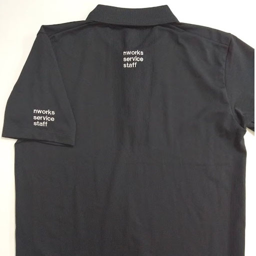 ポロシャツ〈お持込み〉<br>【ネーム刺繍：ゴシック体】<br>左袖口/背面襟下・1文字1cm