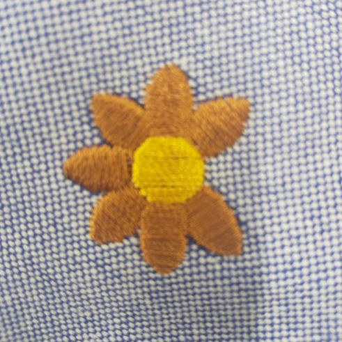 シャツ 【ロゴ刺繍】 両襟・縦2cm×横1.7cm程度