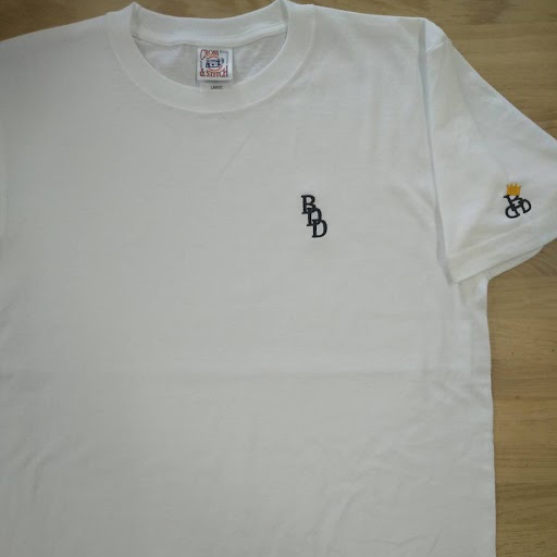 Ｔシャツ<br>【ロゴ刺繍】<br>左袖口・縦3cm×横2.5cm程度