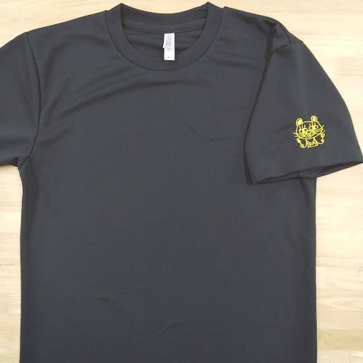 Ｔシャツ 【ロゴ刺繍】 左袖口・縦5.5cm×横5cm程度