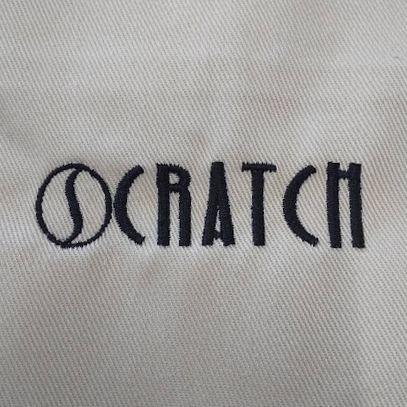 エプロン 【ロゴ刺繍】 胸中央・縦1.6cm×横6cm程度