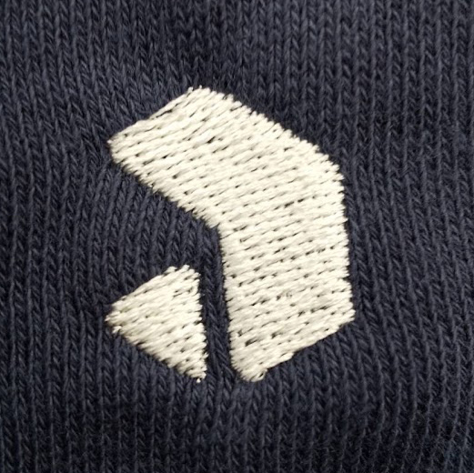 パーカー 【ロゴ刺繍】 右袖口・縦2cm×横2cm程度