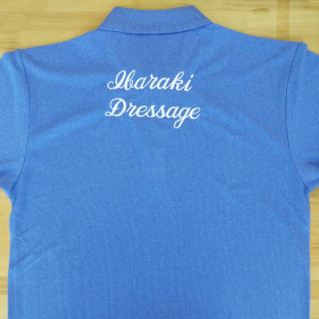 ポロシャツ 【ネーム刺繍：筆記体】 背面上部・1文字3cm