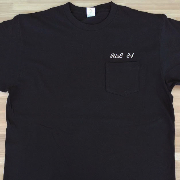 Tシャツ 【ネーム刺繍：筆記体】 左胸ポケット上部・1文字1.5cm