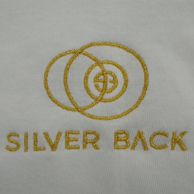 Tシャツ 【ロゴ刺繍】 背面襟下・縦5cm×横8cm程度