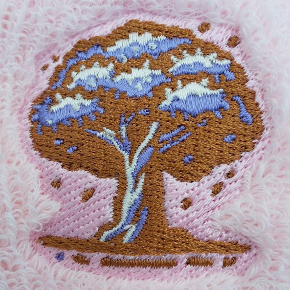 リストバンド 【ロゴ刺繍】 正面中央・縦3.8cm×横4cm程度（土台あり）