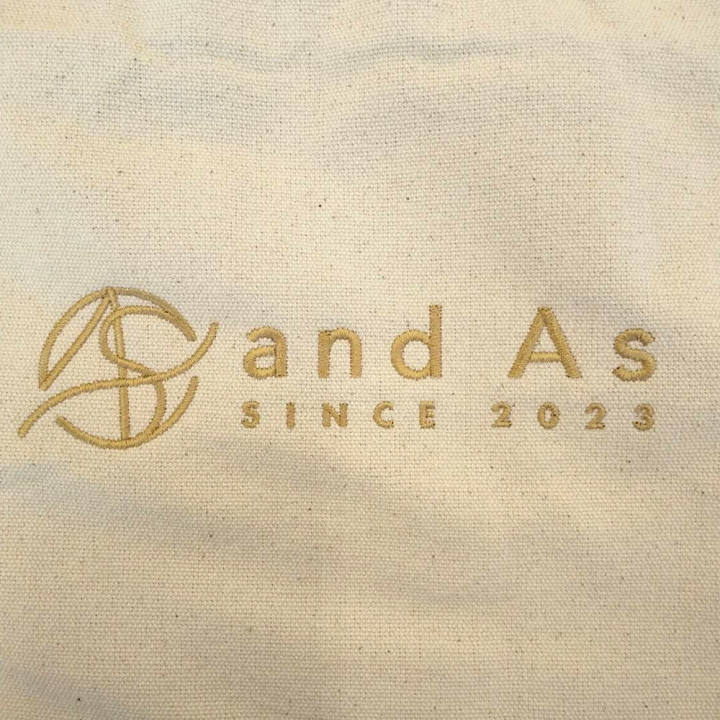 トートバック  【ロゴ刺繍】  中央上部・横15cm×縦3.9cm程度