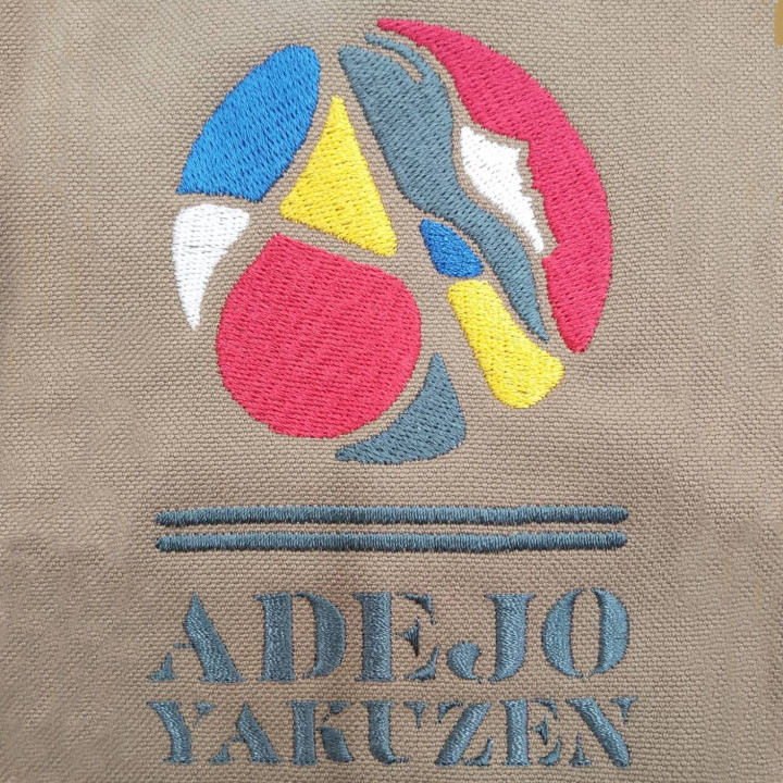 エプロン 【ロゴ刺繍】 右胸・縦10cm×横6.5cm程度