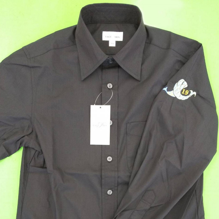 シャツ 【ロゴ刺繍】 左上腕・縦4.2cm×横7cm程度