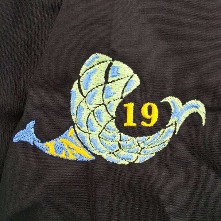 シャツ 【ロゴ刺繍】 左上腕・縦4.2cm×横7cm程度