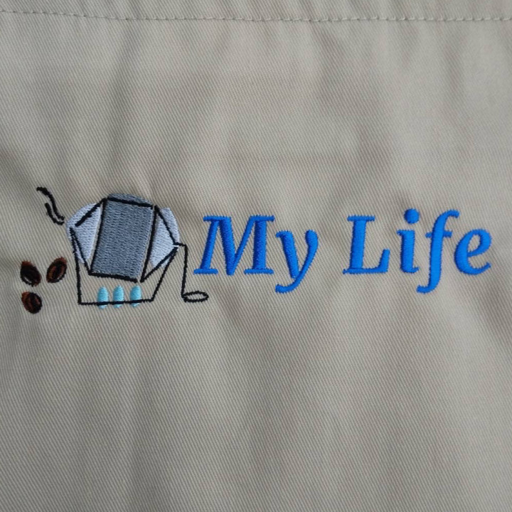 エプロン 【ロゴ刺繍】 胸中央・縦3.7cm×横13cm程度