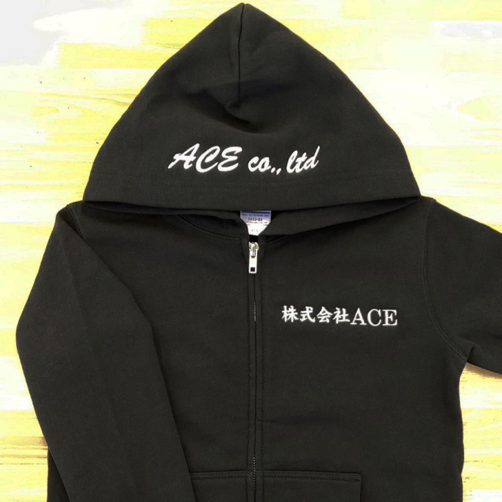 パーカー 【ロゴ刺繍】 フード前側・縦2.5cm×横15cm程度