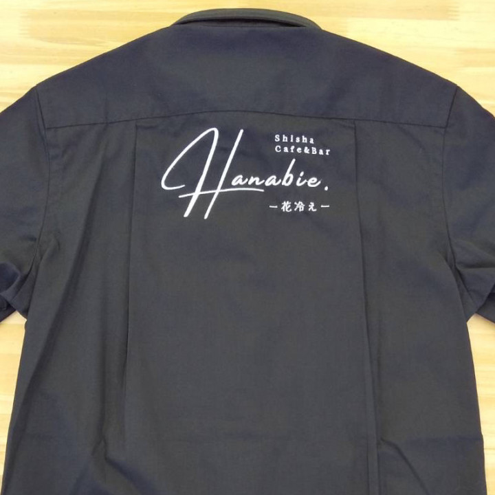 シャツ 【ロゴ刺繍】 背面・縦7.5cm×横15cm程度