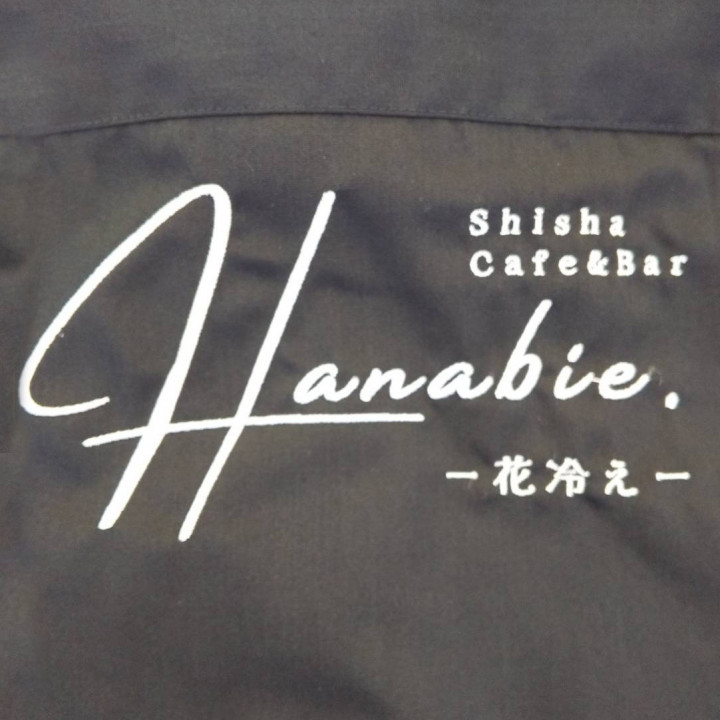 シャツ 【ロゴ刺繍】 背面・縦7.5cm×横15cm程度