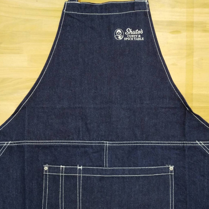 エプロン 【ロゴ刺繍】 左胸・縦3cm×横7.5cm程度