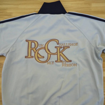 ジャージ 【ロゴ刺繍】 背面上部・縦16cm×横30cm程度