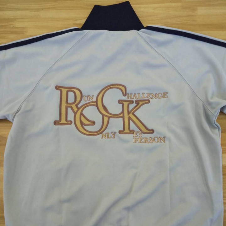 ジャージ 【ロゴ刺繍】 背面上部・縦16cm×横30cm程度