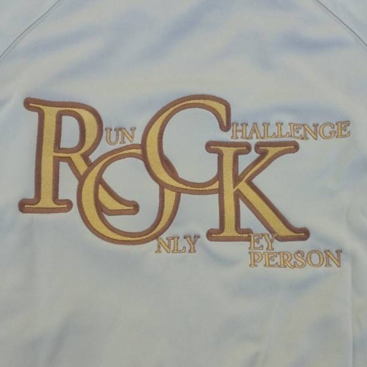 ジャージ 【ロゴ刺繍】 背面上部・縦16cm×横30cm程度