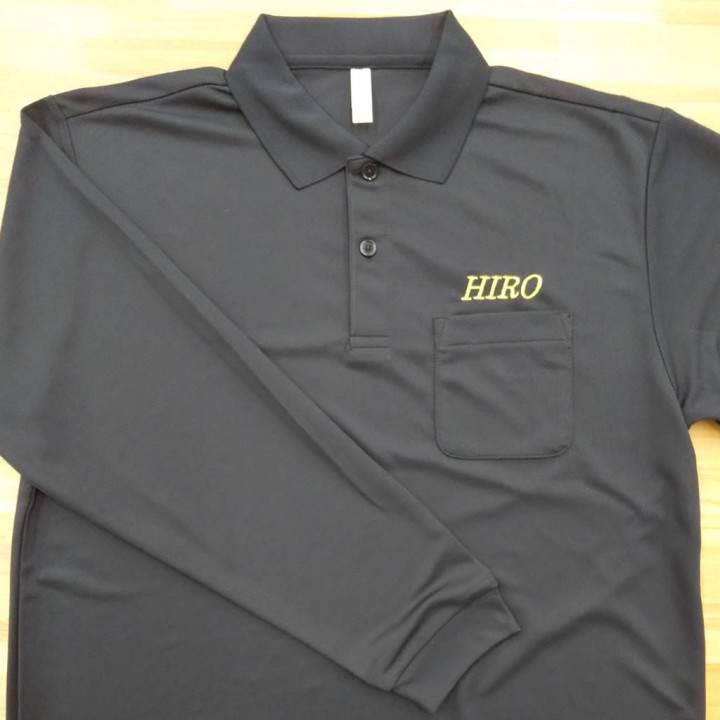 長袖ポロシャツ 【ネーム刺繍：ロマンイタリック体】 左胸・1文字縦1.7cm