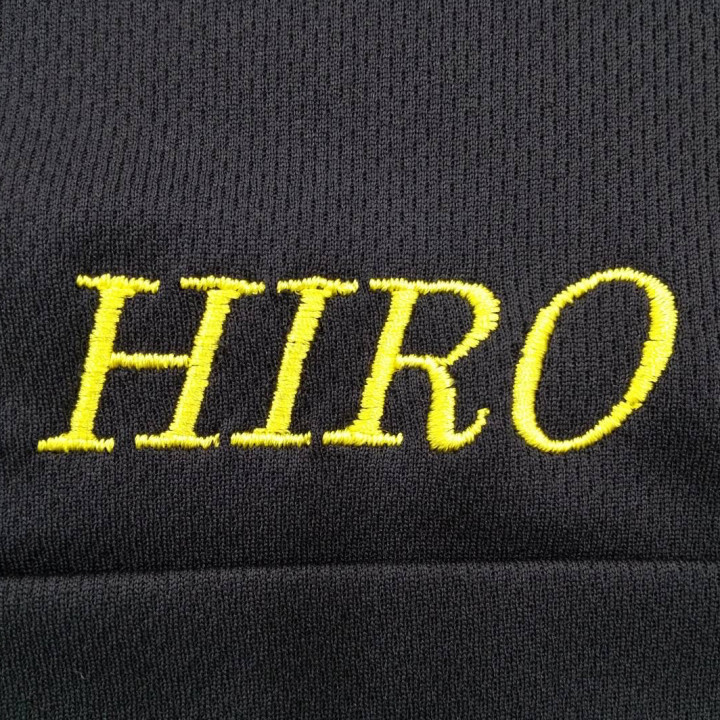 長袖ポロシャツ 【ネーム刺繍：ロマンイタリック体】 左胸・1文字縦1.7cm