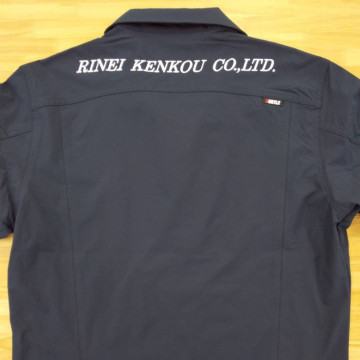 ジャケット〈お持込み〉 【ネーム刺繍：ロマンイタリック体】 背面上部・横30cm