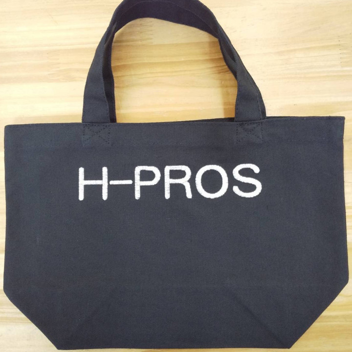 トートバック 【ネーム刺繍：ゴシック体】 前面中央上部・1文字3cm