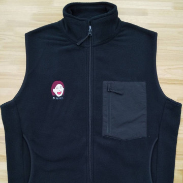 フリースベスト 【ロゴ刺繍】 右胸・縦6cm×横4.3cm程度
