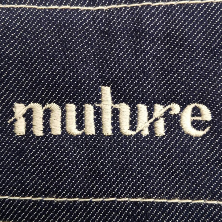 エプロン 【ロゴ刺繍】 胸中央上部・縦1cm×横5cm程度