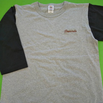 ベースボールＴシャツ 【ネーム刺繍：筆記体】 左胸・横7cm