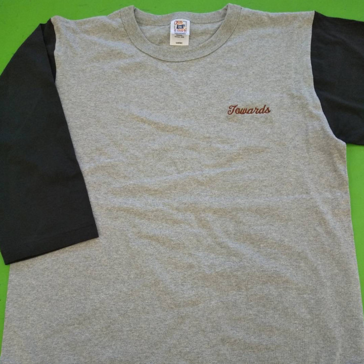 ベースボールＴシャツ 【ネーム刺繍：筆記体】 左胸・横7cm