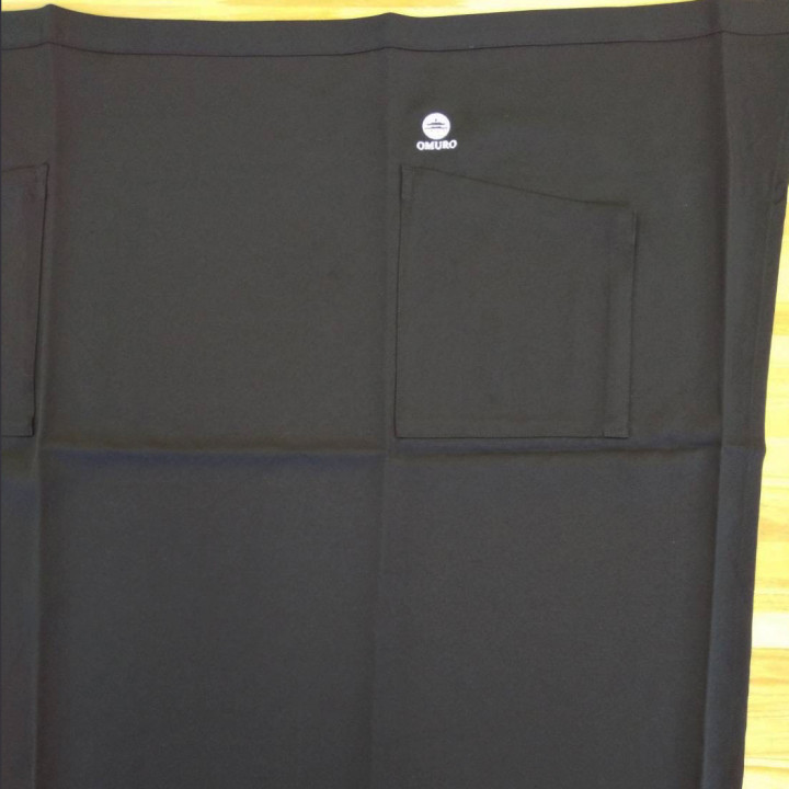 エプロン 【ロゴ刺繍】 左ポケット上部端・縦3×横3cm程度