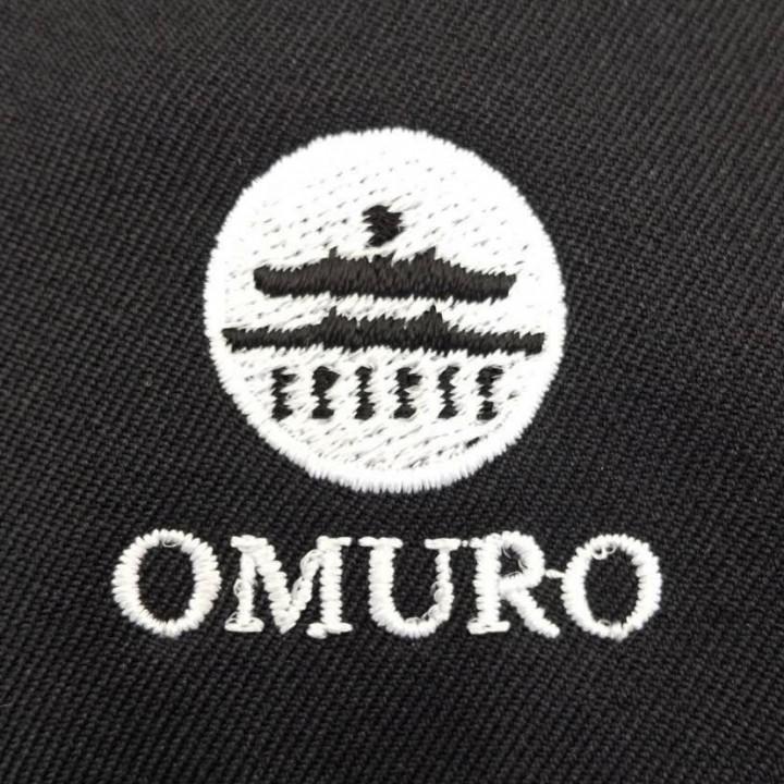 エプロン 【ロゴ刺繍】 左ポケット上部端・縦3×横3cm程度