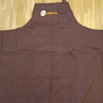 エプロン 【ロゴ刺繍】 胸中央寄り・縦4.5cm×横12cm程度