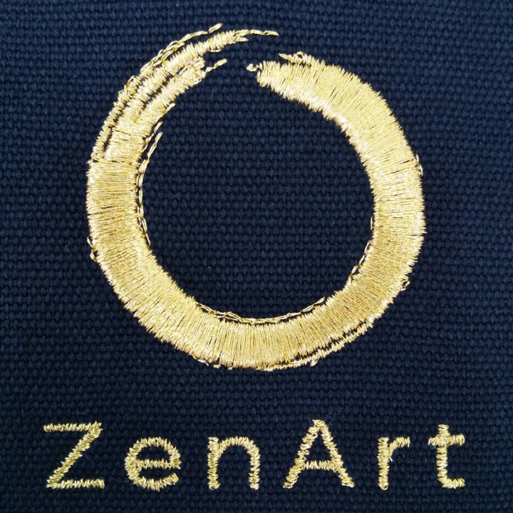 エプロン 【ロゴ刺繍】 左胸・縦6cm×横5.5cm程度