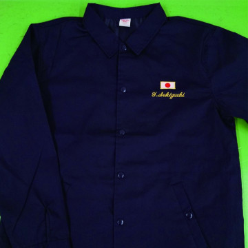 ジャケット  【ネーム刺繍：筆記体】  左胸ロゴ下部・横12cm