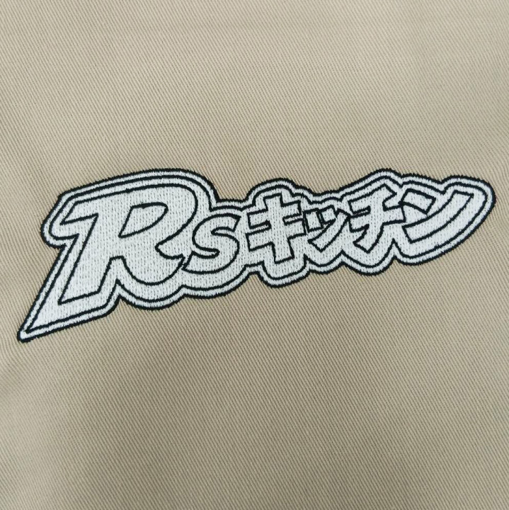 エプロン 【ロゴ刺繍】 胸中央・縦4cm×横12cm程度